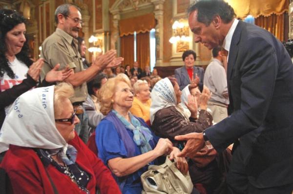El Gobernador Scioli entregando Pensiones a ex Presos Politicos, en la Provincia de Buenos Aires