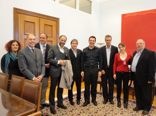 Alexis Tsipras y Costas Isychos, junto el Embajador Argentino en Grecia Jorge Mastropietro y la Delegación de Argentina que estuvo en Atenas 