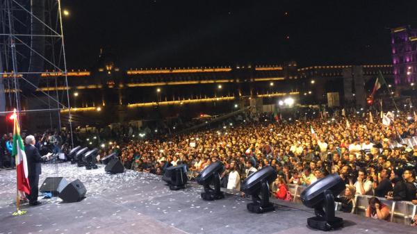 Una multitud escucha a AMLO en la Plaza del Zócalo, la noche triunfal del 1 de Julio