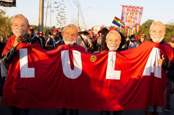 Lula encabeza las preferencias del pueblo brasileño a pesar de la feroz persecución de la que es objeto