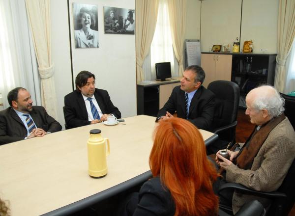 Los Diputados Brignoni y Bustelo, junto a Rosa Gonzalez y Alejandro Van De Casteele, en el despacho del Intendente Buzzi
